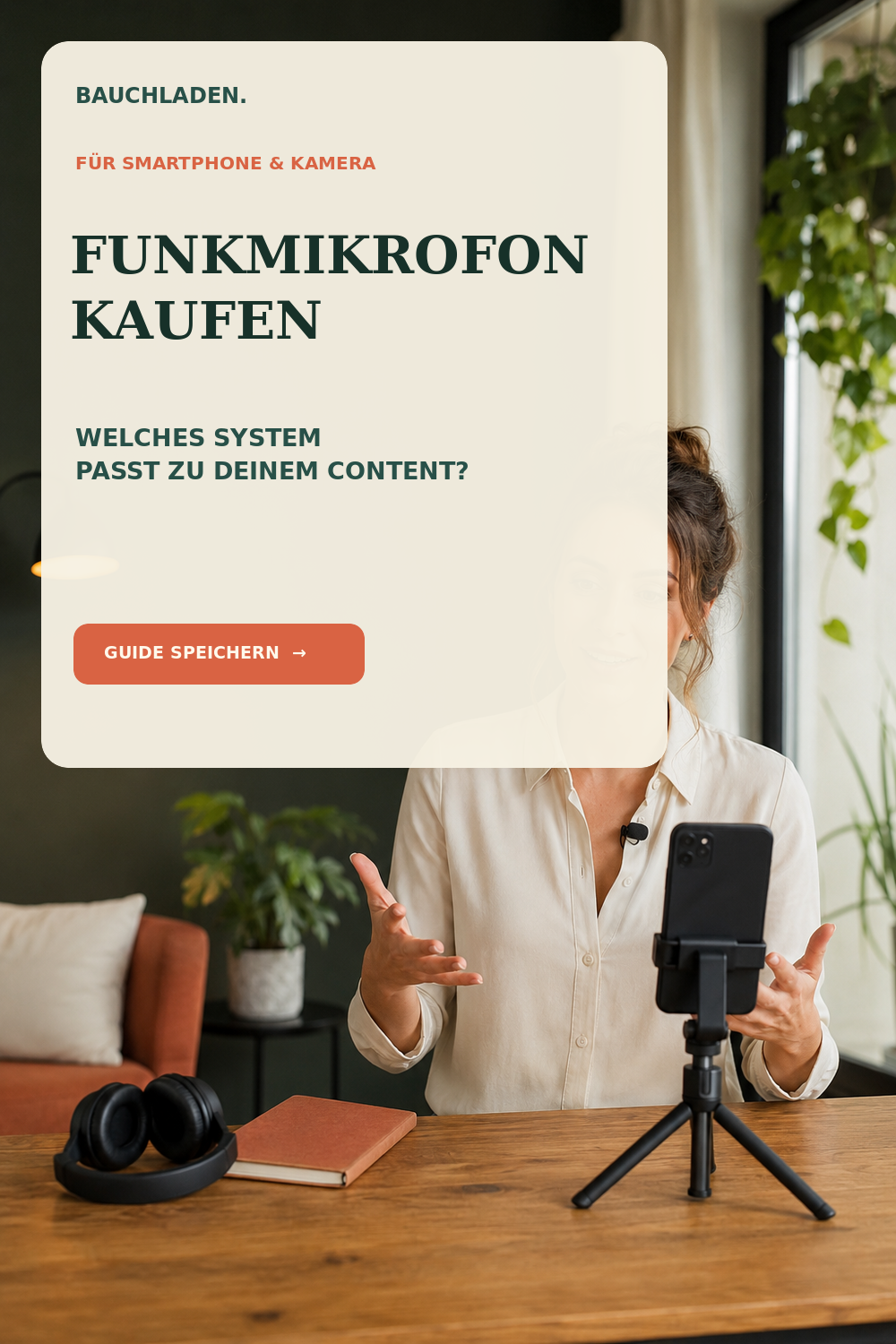 Content Creatorin mit Smartphone und Funkmikrofon