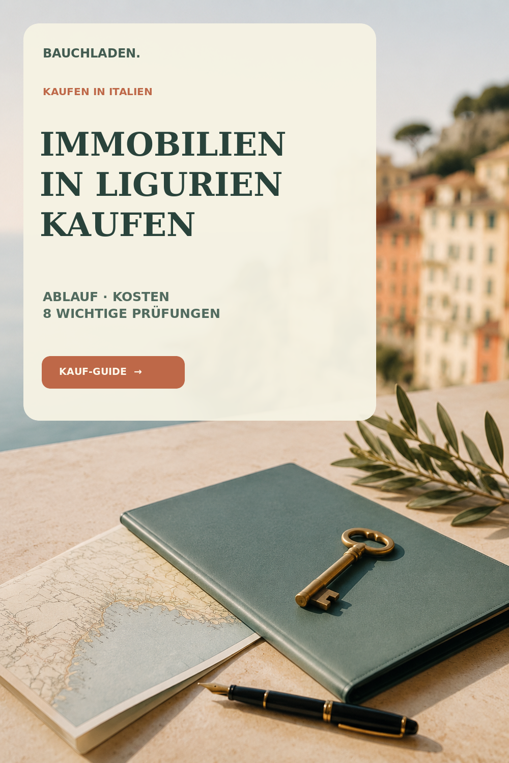 Notizbuch, Schlüssel und Karte für einen Immobilienkauf